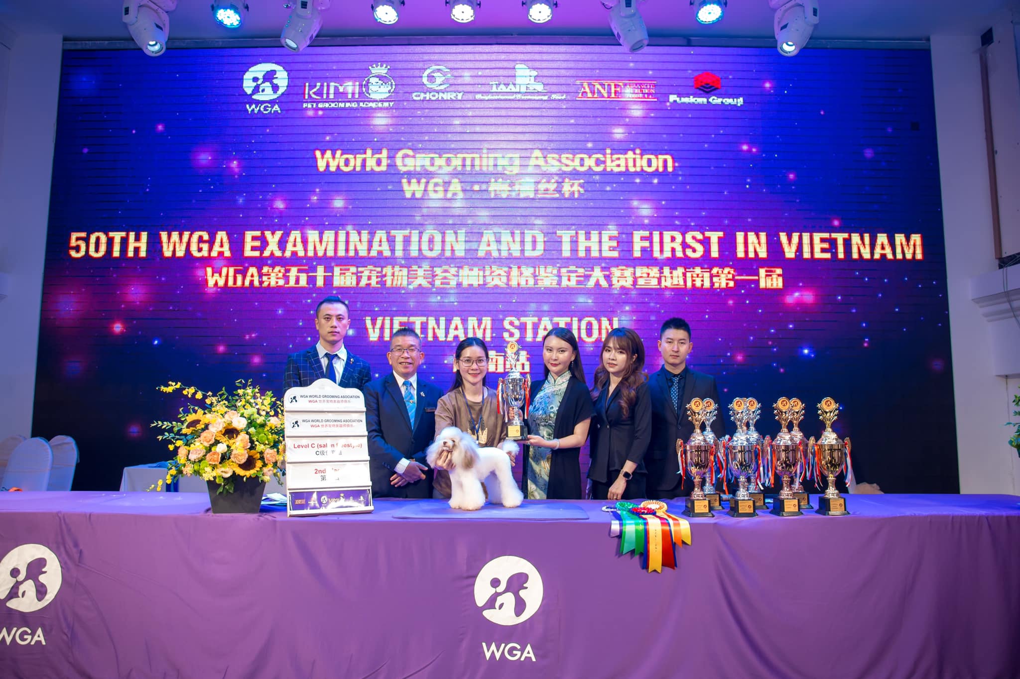 Học viên Đào Thu Hiền từ TPHCM tại Kimi Pet cùng cô Nguyễn Thùy Linh đã đạt được giải thưởng nhì hạng mục Salon trong cuộc thi cắt tỉa lông thú cưng quốc tế World Grooming Association