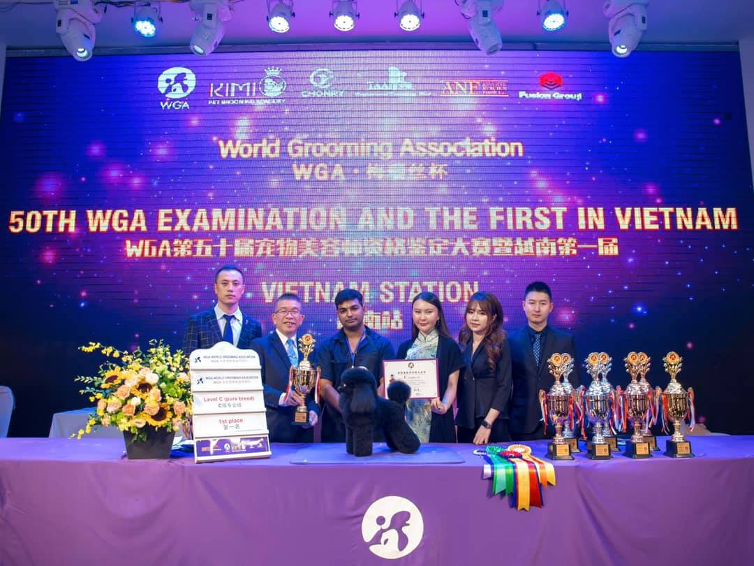 Học viên người Qatar Siddartha Yerva theo học cô Nguyễn Thùy Linh đã đạt được giải nhất hạng mục chó show trong cuộc thi cắt tỉa lông thú cưng quốc tế World Grooming Association